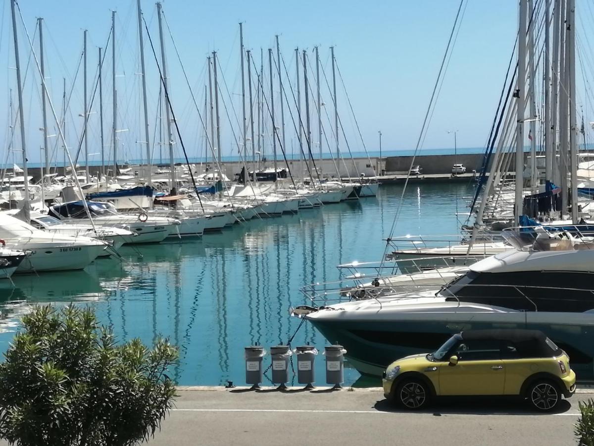 Joli Studio Bord De Mer, Clim, Balcon, Parking Prive Menton Eksteriør billede